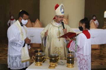 MISSA DOS SANTOS ÓLEOS É CELEBRADA NA CATEDRAL SANTA TEREZINHA DO MENINO JESUS